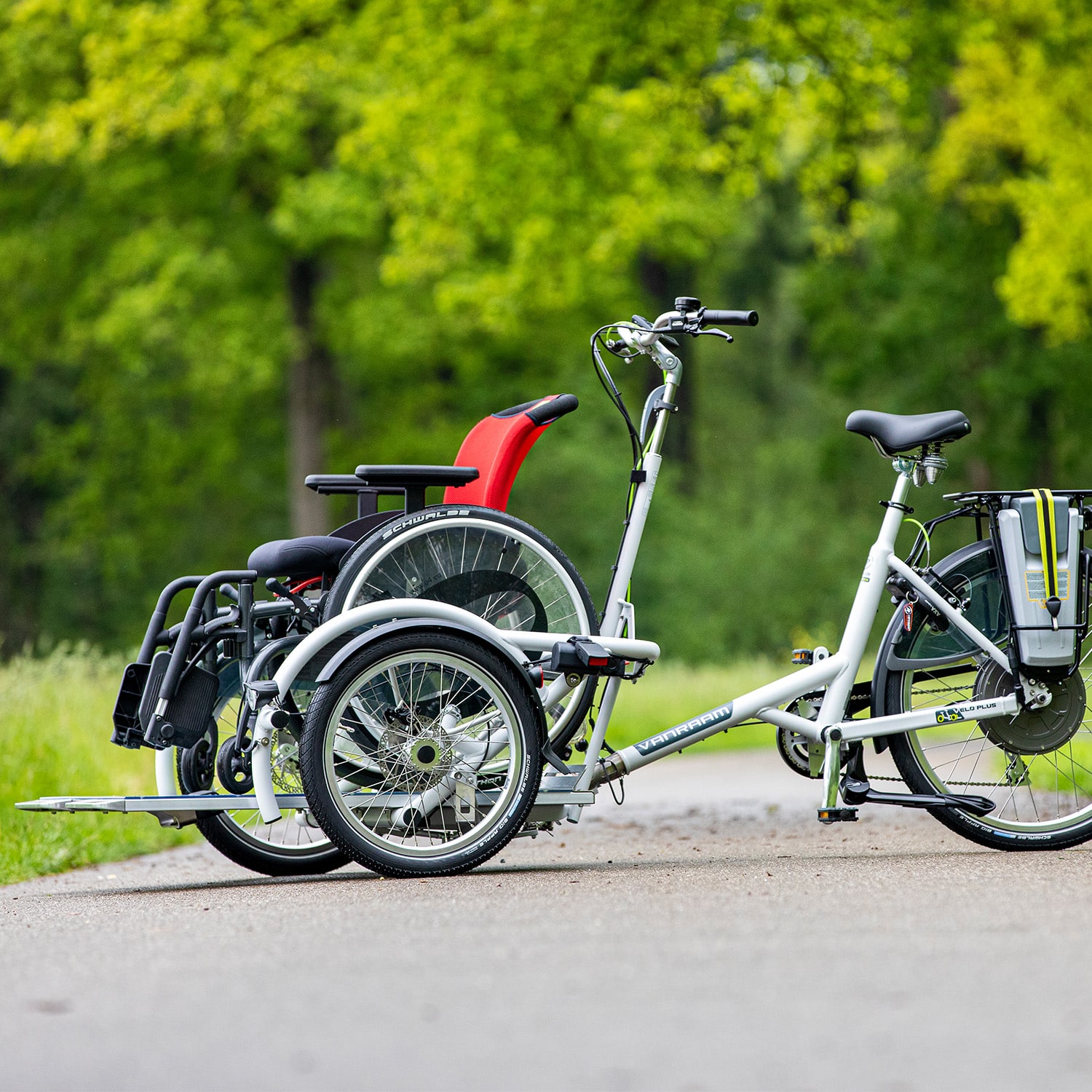 Rolstoel op rolstoelfiets VeloPlus Van Raam 500